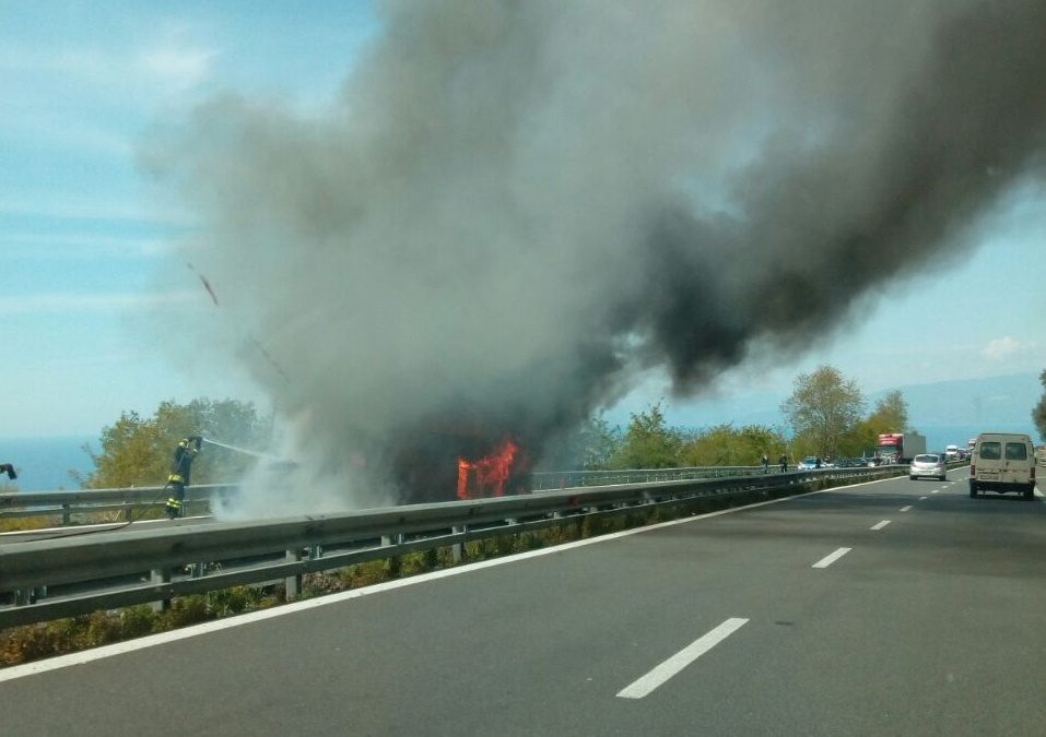 FOTO – Paura sull’autostrada Salerno-Reggio Calabria  Autobus va in fiamme, l’intervento dei vigili del fuoco