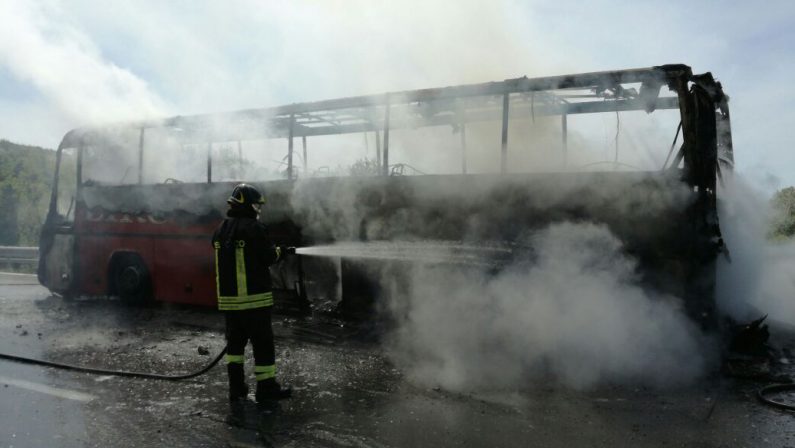 Vibo, attimi di paura sull'autostrada Salerno-Reggio CalabriaIncendio su un autobus: completamente distrutto dalle fiamme