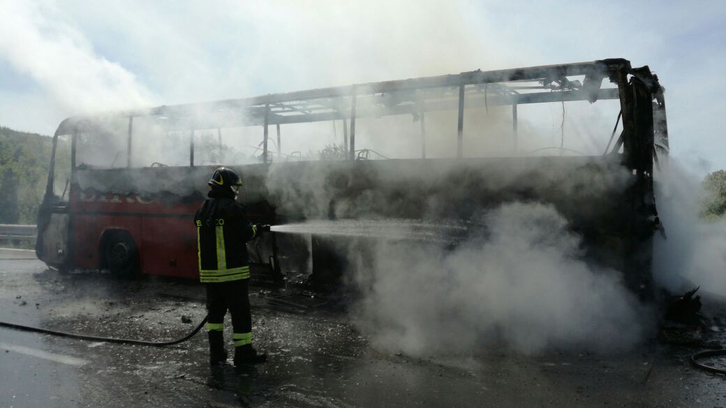 L'autobus distrutto dalle fiamme sull'autostrada Salerno-Reggio Calabria