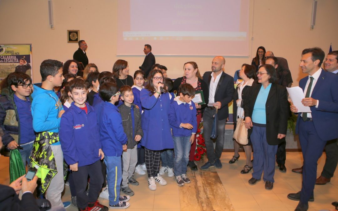 Gli alunni della scuola che ha vinto il primo premio