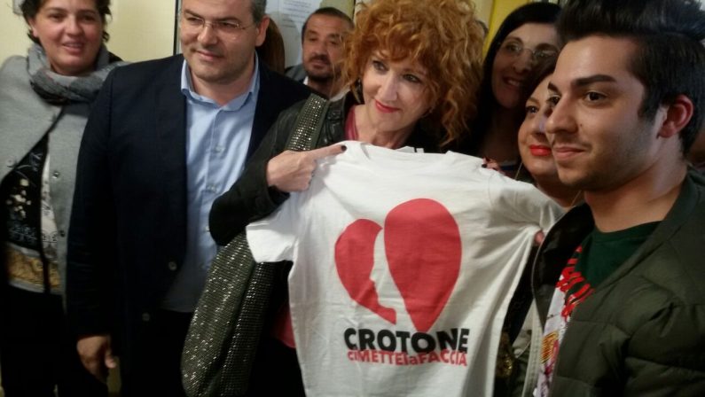Crotone, la cantante Fiorella Mannoia al reparto OncologiaInvitata da un medico ha visitato i malati del San Giovanni di Dio 