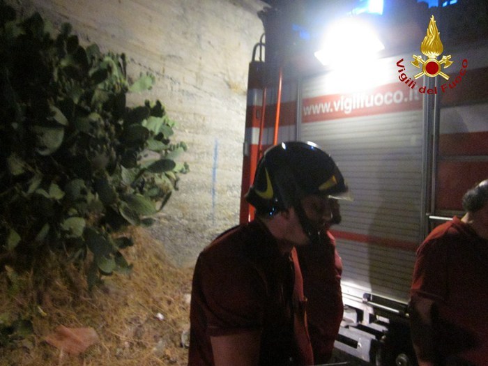 Ignoti danno alle fiamme lo scuolabus di RicadiEra parcheggiato in deposito a Santa Domenica&nbsp;