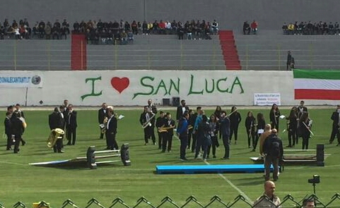 Uno degli striscioni esposti al nuovo campo di calcio di San Luca