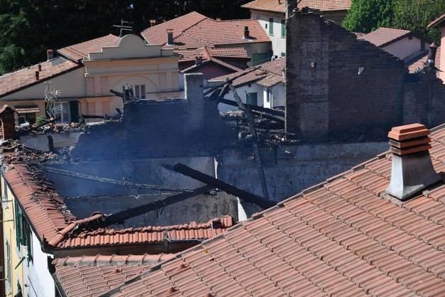 La casa distrutta dalle fiamme dove viveva la famiglia Fraietta