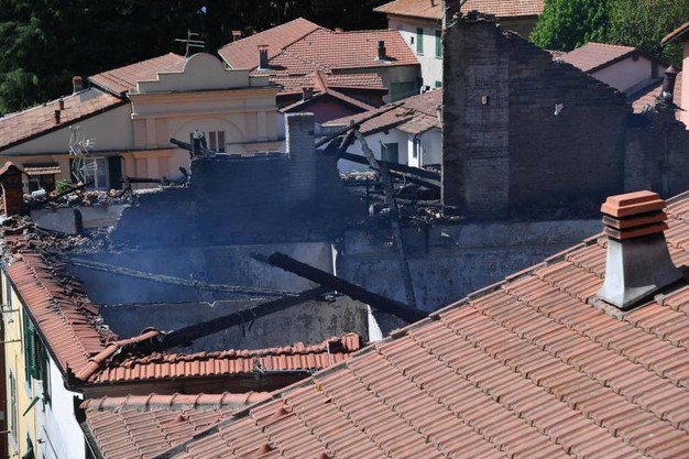 La casa distrutta dalle fiamme