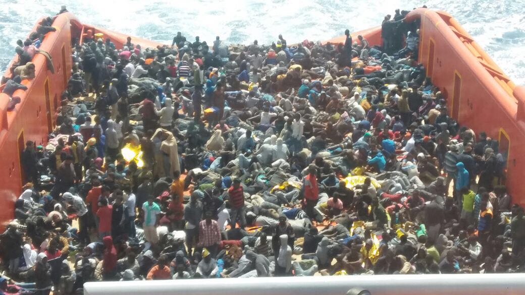 Gli immigrati a bordo della nave Asso 29