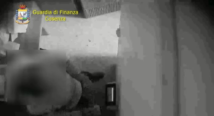 VIDEO – “Furbetti del cartellino” a Cosenza: assenteismo, tra medici, infermieri e dipendenti comunali