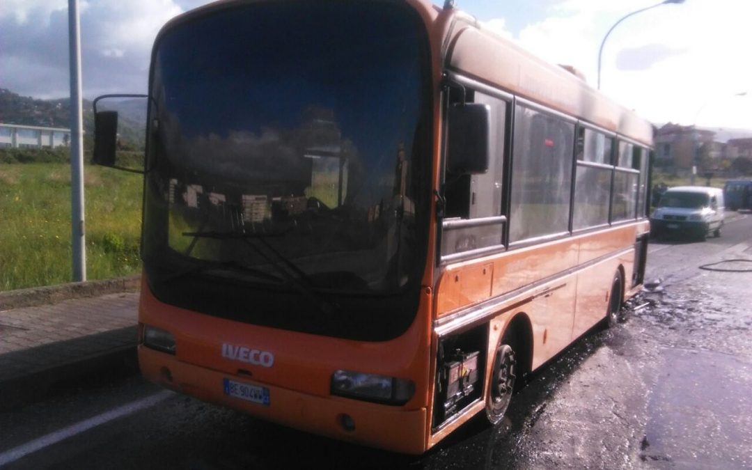 FOTO – Autobus in fiamme a Lamezia  Illeso l’autista, probabile cortocircuito