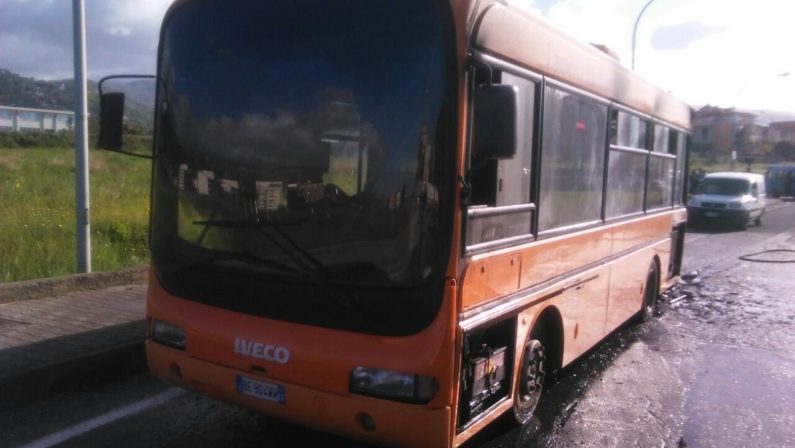 FOTO - Autobus in fiamme a LameziaIlleso l'autista, probabile cortocircuito