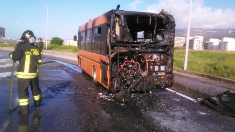 Autobus cittadino in fiamme a Lamezia Terme  Autista riesce a fermare il mezzo e salvarsi
