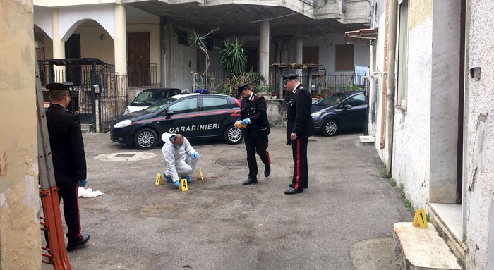 Aggredito a martellate nel napoletano: è in pericolo vita