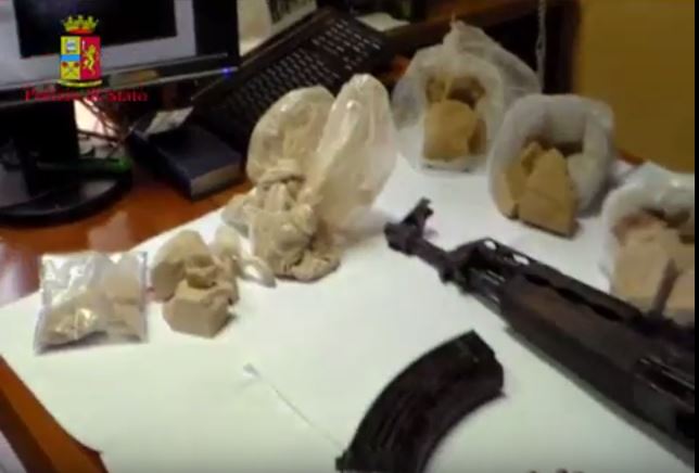 VIDEO – Operazione Black Island, agenti della Polizia impegnati nelle intercettazioni e nel recupero di droga