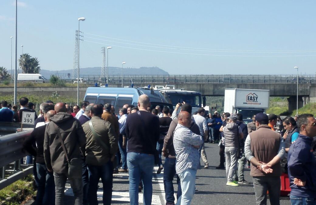 Autostrada bloccata dai lavoratori