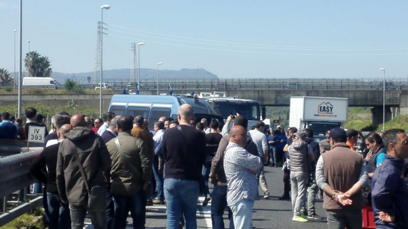 Lavoratori porto di Gioia Tauro bloccano autostrada  Dura protesta: tre croci davanti l’ingresso dell’area