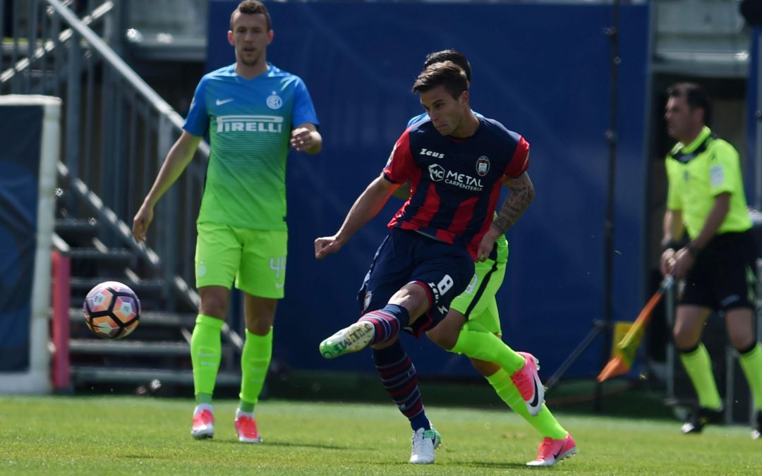 FOTO – Il Crotone batte l’Inter allo Scida  La festa calabrese e la speranza salvezza