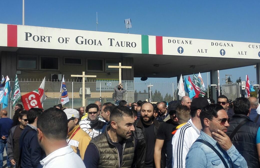 Una protesta davanti al porto di Gioia Tauro