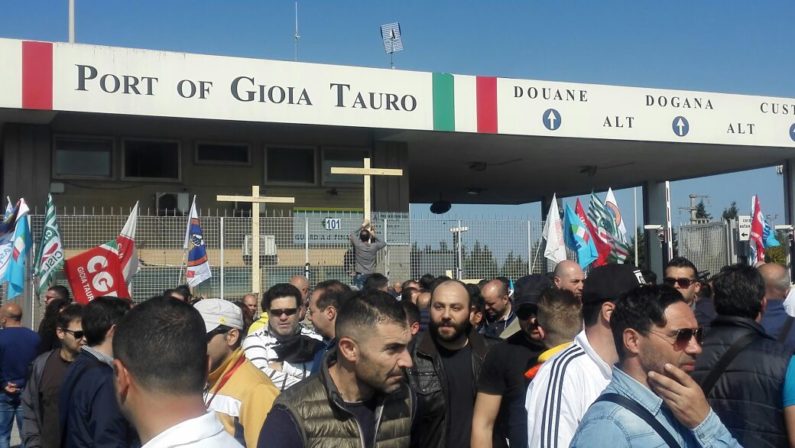 Presidio a Gioia Tauro per difendere centinaia di postiLavoratori davanti al porto in attesa dell'incontro al Ministero