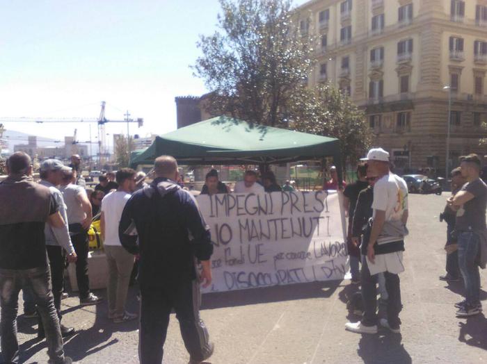 Disoccupati in presidio davanti il Comune di Napoli