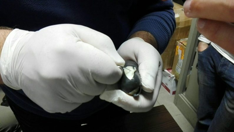 Cosenza, uomo in auto fermato dalla Guardia di Finanza confessa di aver ingerito diversi ovuli per il trasporto di eroina