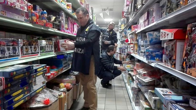 Sequestrati migliaia di prodotti pericolosi e contraffatti Blitz nel mercato e in un negozio del Catanzarese 