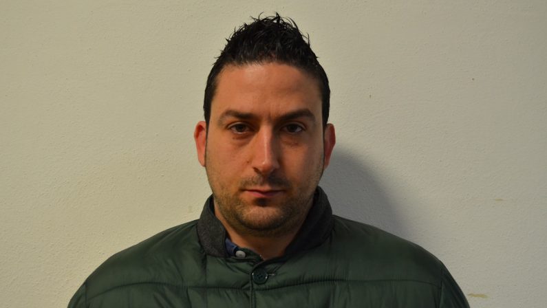 FOTO - Rapinano l'affitto al proprietario del negozioLe tre persone arrestate dalla polizia a Crotone