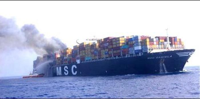 In fiamme portacontainer della napoletano MSC: salvo equipaggio
