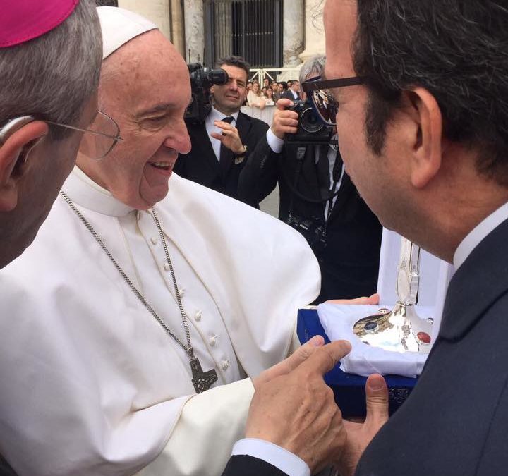La foto pubblicata da Mario Occhiuto sulla sua pagina Facebook con papa Francesco e mons. Nolè