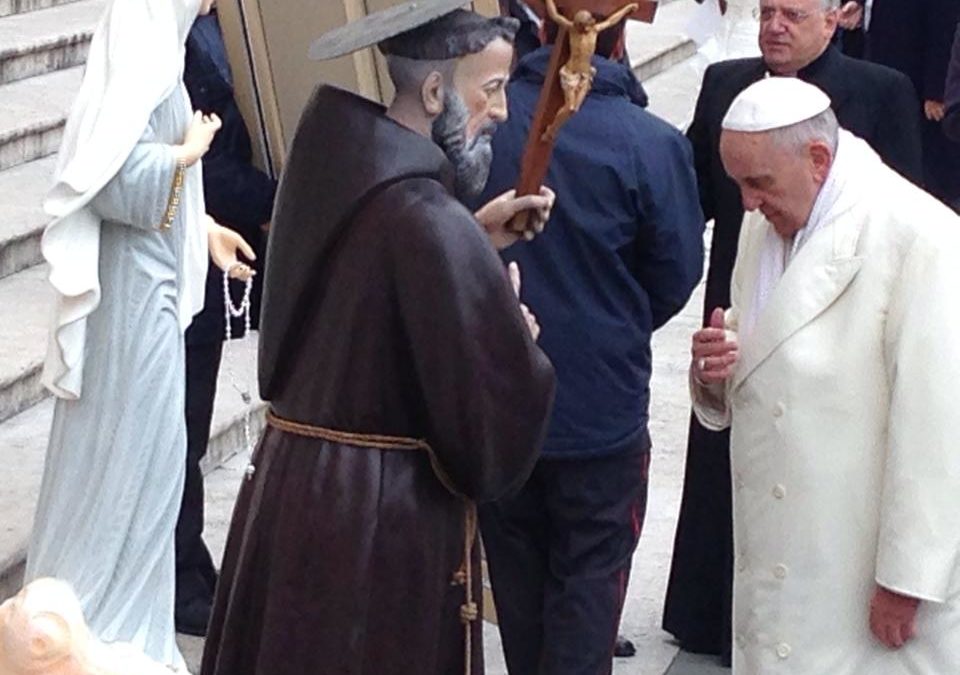 Papa Francesco davanti alla statua del Beato Angelo da Acri