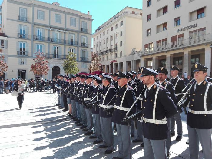 La parata della polizia in piazza Mario Pagano a Potenza (foto Ansa.it)