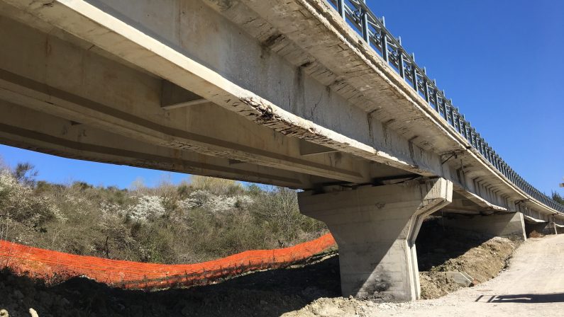 Il raccordo Sicignano-Potenza: cantiere infinito tra attese, rischio crolli e deviazioni