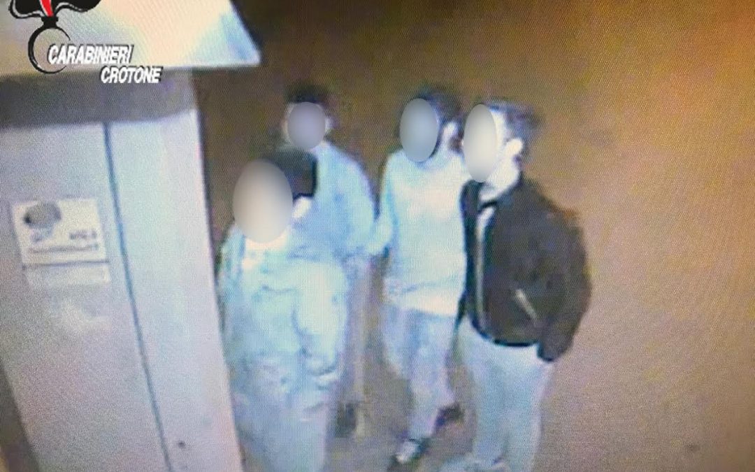 I ragazzini autori dell'aggressione inquadrati dalle telecamere