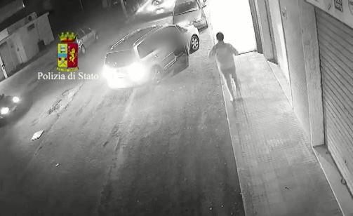 VIDEO – Rapinano l’affitto al proprietario del negozio  Le immagini delle telecamere per i tre arresti a Crotone