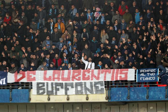 Napoli calcio, striscione contro DeLaurentiis: due denunce