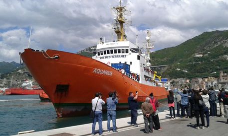 Salerno, motonave sbarcata al porto con 1004 migranti