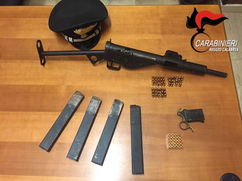 Armi da guerra e munizioni nascoste in negozioArrestato un uomo in provincia di Reggio Calabria