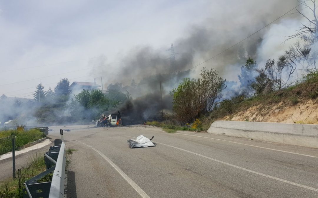 L'ambulanza distrutta con il tettuccio divelto a terra