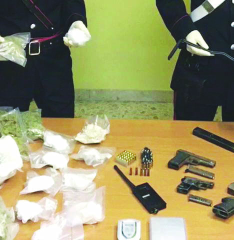 Alcune delle armi e la droga sequestrate durante l'Operazione Crisalide