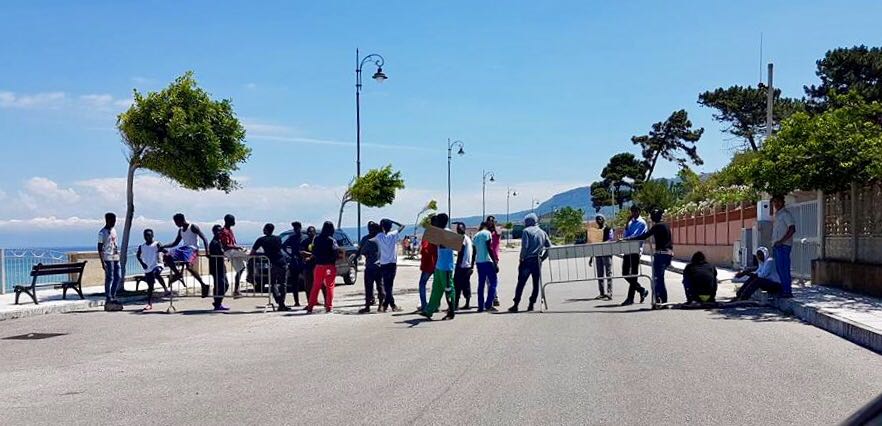 I migranti in protesta a Vibo Marina