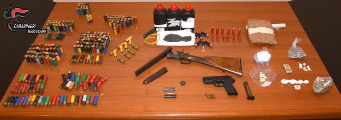 Armi, munizioni e droga in una casa sequestrataLa scoperta dei carabinieri a Reggio Calabria 