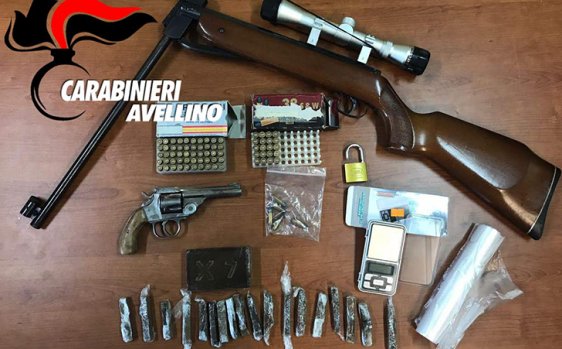 Armi, munizioni e droga rinvenuti in uno scantinato ad Avellino, indagano i Carabinieri