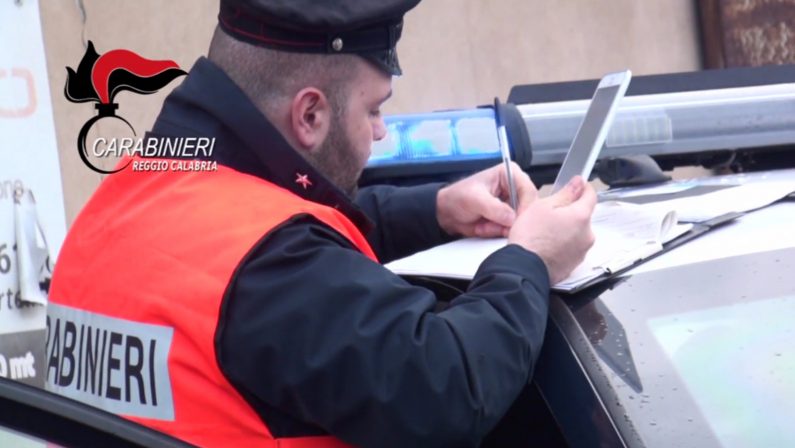 Positivo al Covid viola la quarantena e sta in strada a chiacchierare: denunciato