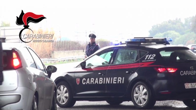 Fermati per un controllo nel napoletano, zio e nipote puntano la pistola contro i Carabinieri e poi scappano