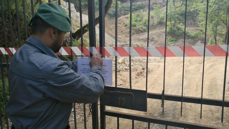 Una cava per la produzione di inerti in una zona sottoposta a vincolo a Cosenza: scattano sequestro e deferimento
