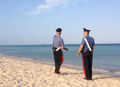 Sei minori narcotizzati e derubati al mare nel napoletano