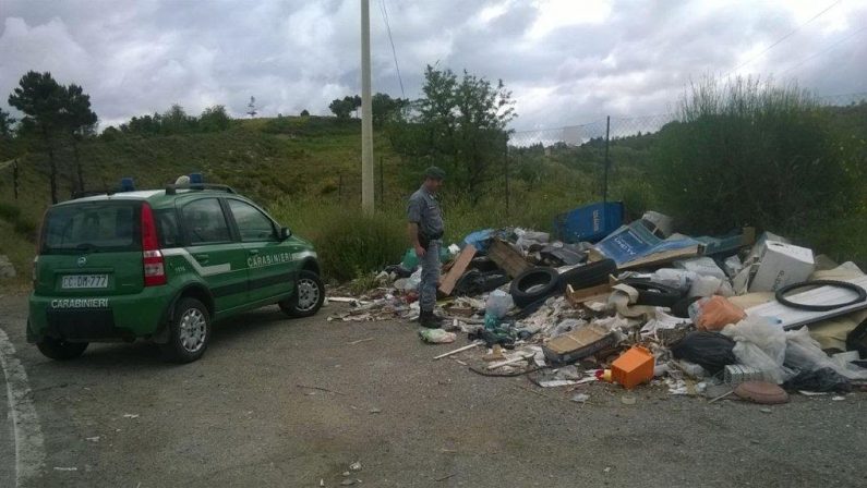 Abbandono di rifiuti per strada ad Acri, multe per 8mila euro comminate ai trasgressori scoperti