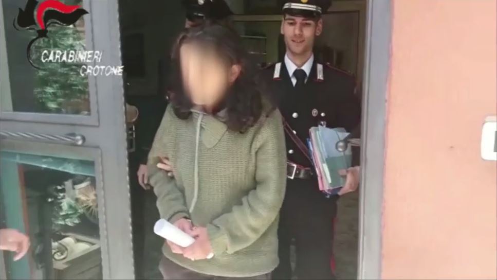 La donna arrestata esce dalla caserma dei carabinieri
