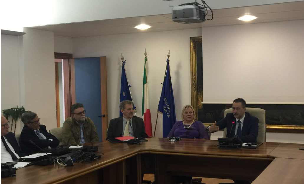 Un momento della conferenza stampa sul nuovo servizio di elisoccorso notturno: da destra il governatore Pittella e l'assessore Franconi