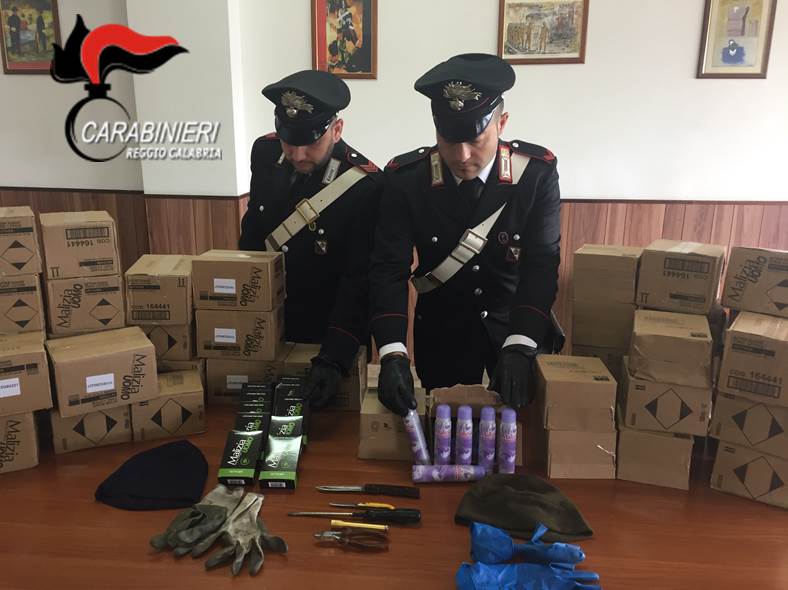 I carabinieri con la refurtiva recuperata