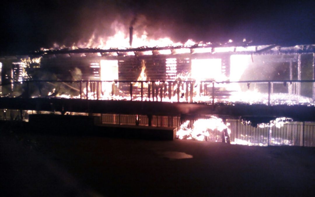 Il lido avvolto dalle fiamme