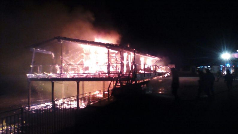 FOTO - Incendio distrugge noto stabilimento balneareLa struttura di Squillace prima e dopo il rogo
